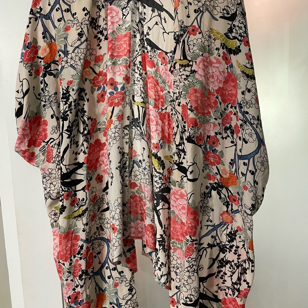 En crème Floral Kimono with Pink and Black Accents small